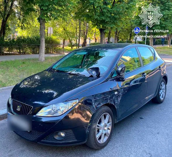 Водію стало зле: у Луцьку маршрутка в'їхала в припарковані авто (фото, відео)