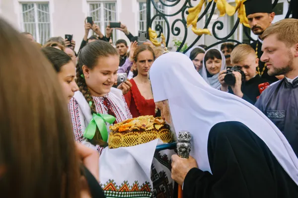 Перед цим поцілував коровай