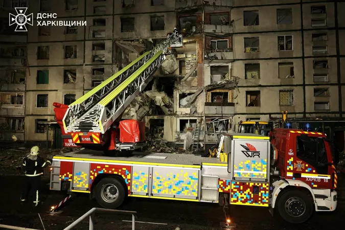 Росіяни вдарили по багатоповерхівці у Харкові – є жертви (фото)