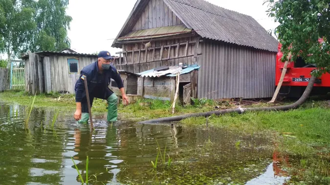 Повалені дерева й підтоплені будинки: на Волині вирувала негода (фото)