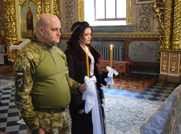 У Луцьку прикордонник, який повернувся із зони бойових дій, повінчався з дружиною (фото)