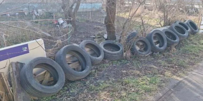 Муніципали вивезли з луцьких дворів близько 200 старих шин (фото)