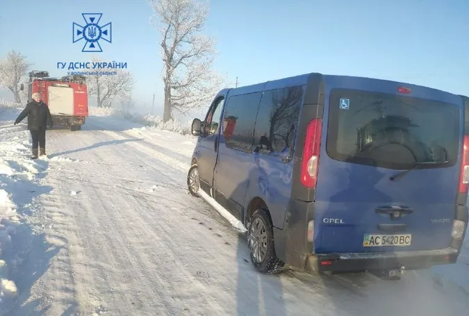 На Волині бус злетів у кювет – витягнули рятувальники (фото)