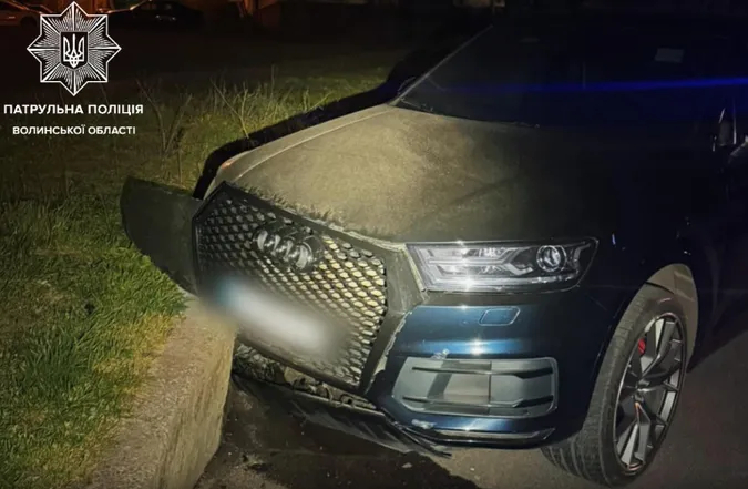 У Луцьку п'яний водій втікав від патрульних і врізався в бордюр (фото)