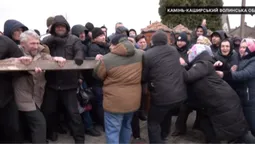 Прихильники УПЦ «МП» не пускають ПЦУ до храму: чим на Волині закінчився скандал (відео)