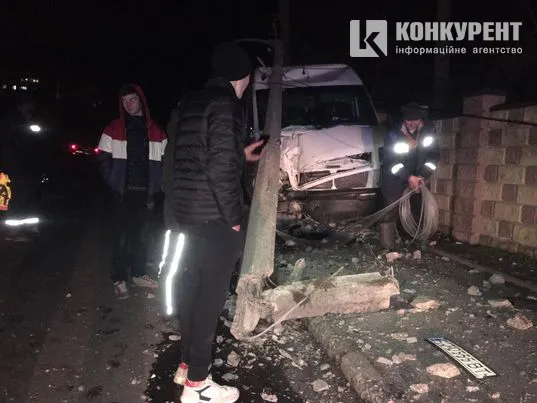 У Луцьку бус зніс електроопору: за кермом була жінка