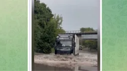 У Луцьку досі затоплені вулиці після зливи: автівки «пливуть» дорогами (відео)