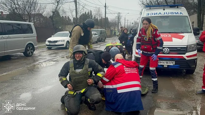 Удар по Одесі: 14 загиблих, 46 травмованих, серед них – рятувальники (фото 18+)