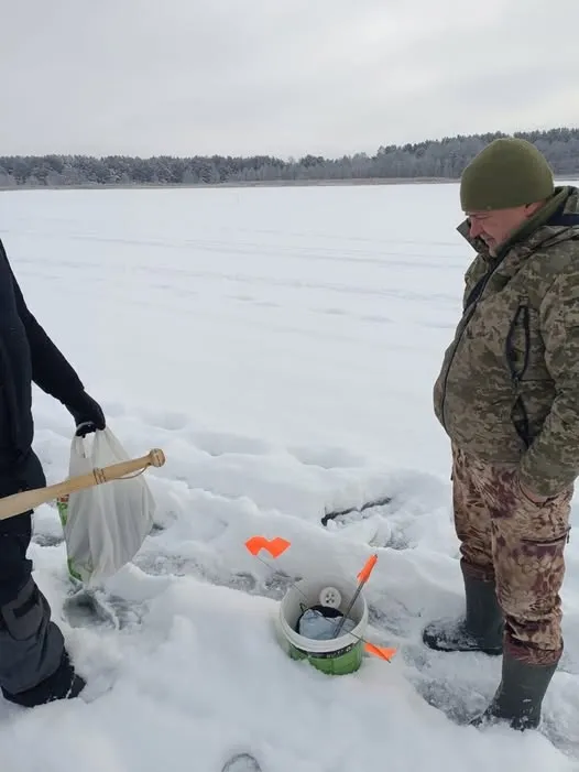 Забагато гачків: у нацпарку на Волині зловили «жадібного» рибалку (фото)