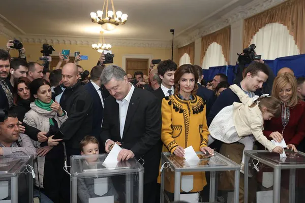 З дружинами та вірою в перемогу України: як голосували кандидати в президенти (фото)