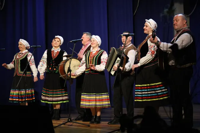 Зі священниками, чиновниками та хором: як відсвяткували Великдень у Луцьку (фото)