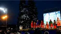 1-2-3, ялиночко, гори: в центрі Луцька - запалення ялинок (фото)