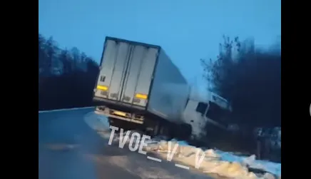 На засніженій волинській трасі у кювет злетіла фура (відео)