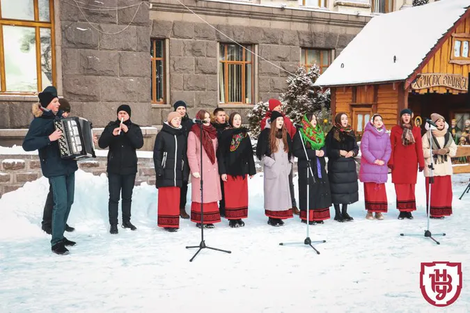 У Луцьку біля головного корпусу ВНУ відкрили різдвяну шопку (фото)