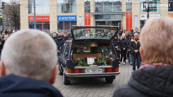 Він хотів би, щоб ми посміхались: Луцьк попрощався із Героєм Андрієм Романовим (фото)