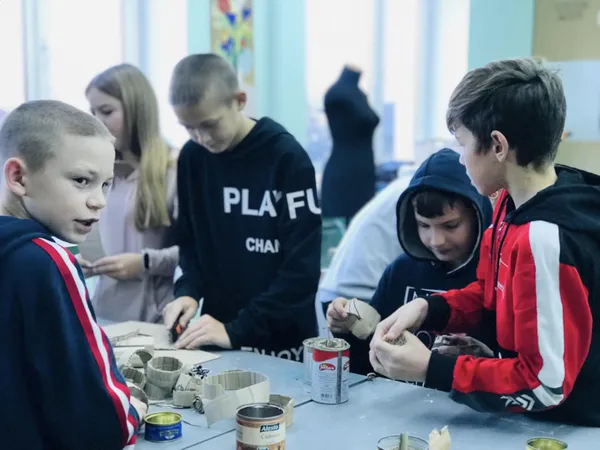 У Баєві школярі на уроках трудового навчання виготовляють окопні свічки (фото)