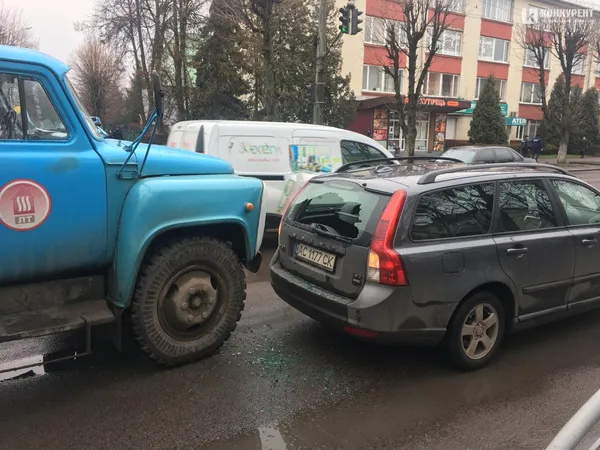 У Луцьку вантажівка «Луцьктепла» врізалася в іномарку (фото)