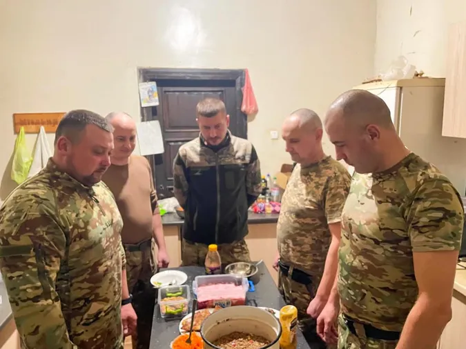 Кутя, свята вечеря та навіть ялинка: як волинські поліціянти святкують Різдво на передовій (фото)