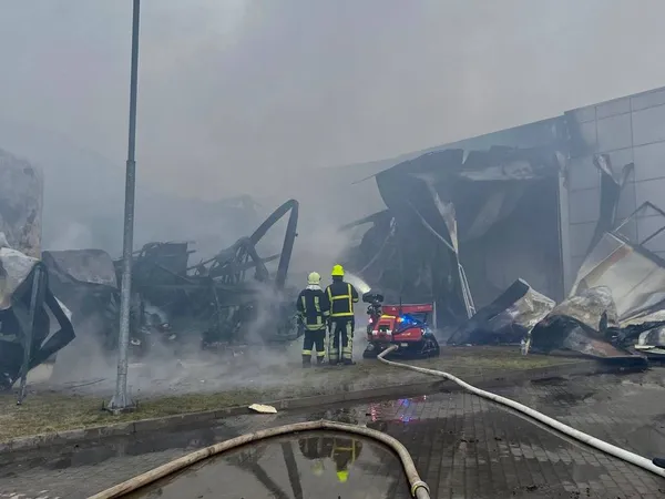 Пів сотні рятувальників і робот: пожежу на підприємстві «Пан Курчак» у Нововолинську загасили (фото)