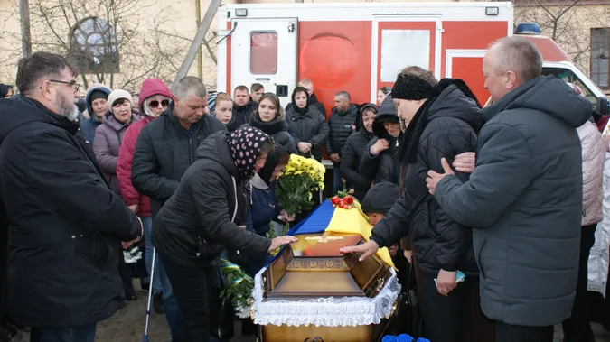 До останнього подиху – за Україну: Рожищенська громада попрощалася з Героєм Сергієм Мандзюком (фото)