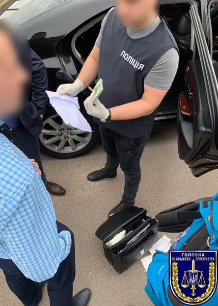 П’ять тисяч доларів за мовчання: на Волині підприємця затримали на хабарі (фото)