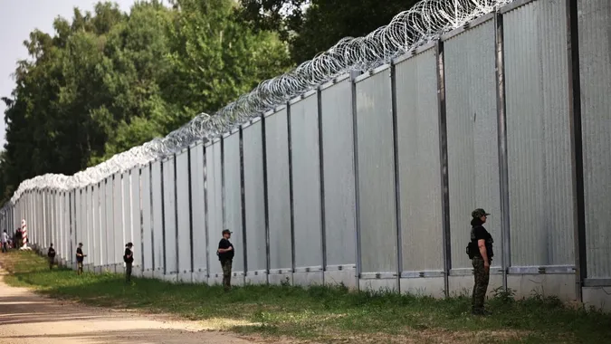 З рогатками та камінням: на польських прикордонників напали люди в «білоруській формі»
