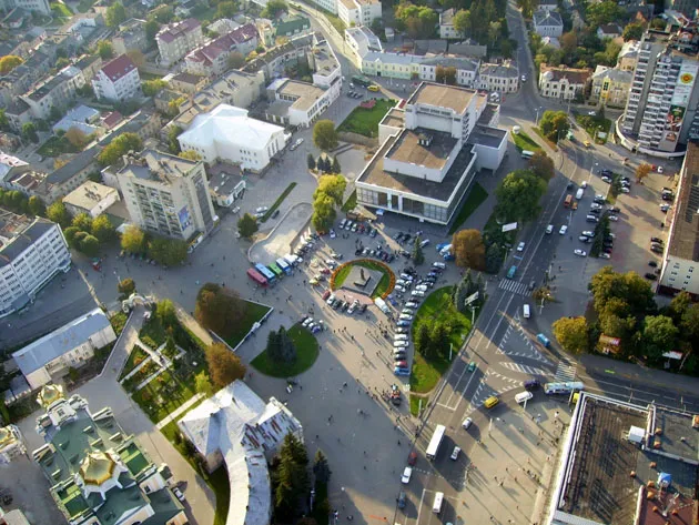 Лучан просять подавати пропозиції щодо реконструкції Театрального майдану