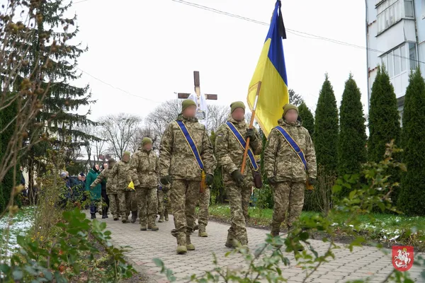 Залишилась дружина і маленький синочок: у Володимирі провели в останню дорогу 23-річного Анатолія Куляса