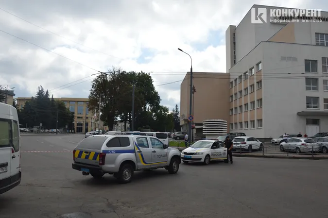 Захоплення заручників у центрі Луцька: що відбувається на місці (ФОТО)