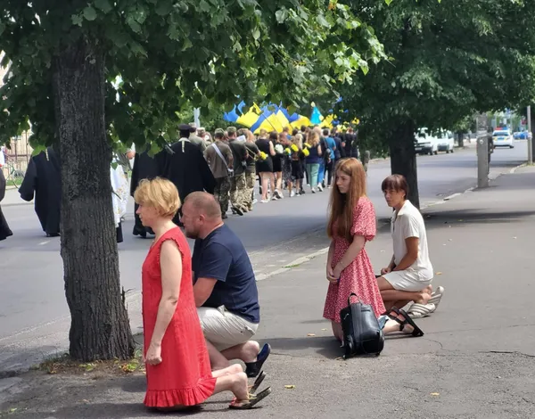 Сотні ковельчан стали на коліна перед загиблим Героєм (фото)
