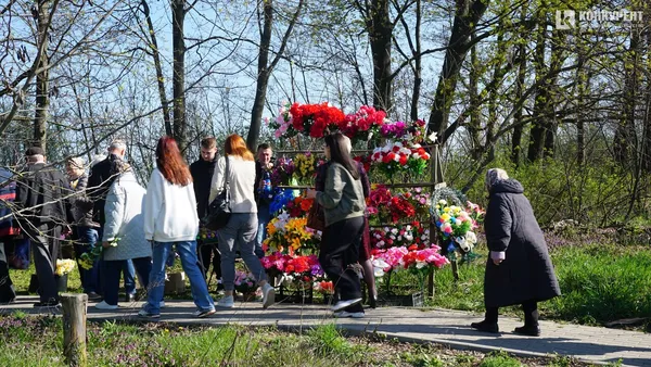 «У Бога всі живі, у нього немає мертвих»: як лучани проводять поминальну неділю (фото)