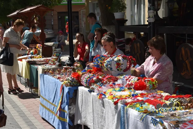 На «мистецькій» вулиці Луцька заробляють на оренді яток?