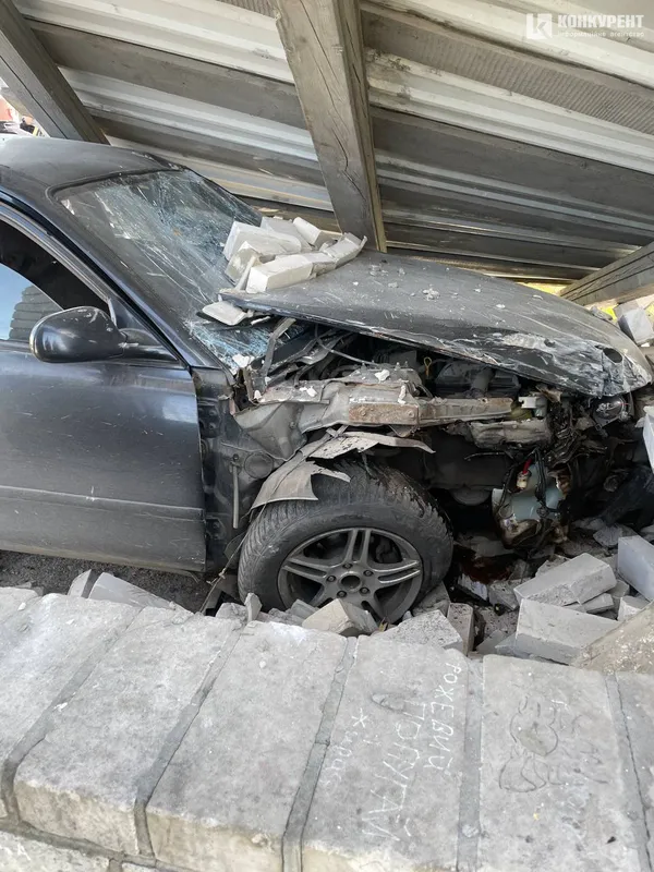 У Луцьку авто в'їхало в зупинку – вона обвалилася (фото)