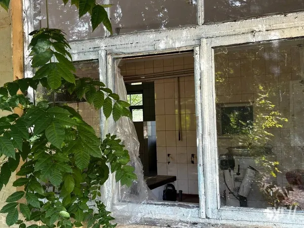 Замість дітей – бур'яни й руїни: як сьогодні виглядає легендарний табір «Чайка» (фото)