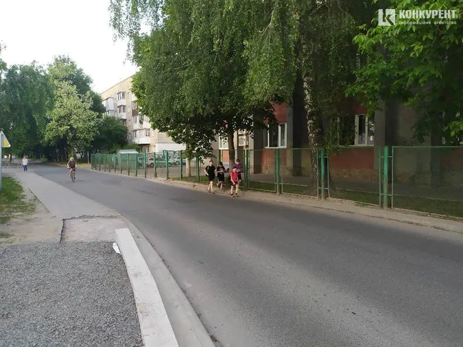 У Луцьку просять зробити тротуар біля Держархіву (фото)