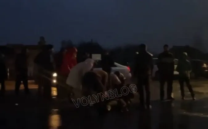 У Луцьку на Дубнівській авто збило жінку – її госпіталізували (відео)