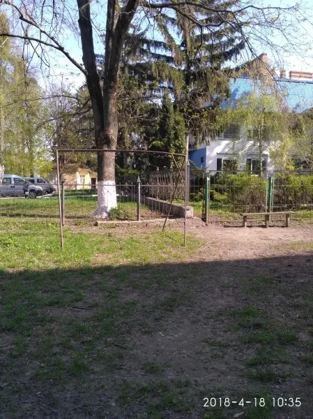 Без асфальту, світла і гойдалок – у Луцьку просять облаштувати двір-пустку (фото)