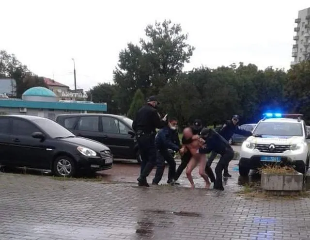 Був п'яним та опирався: розповіли подробиці голої пробіжки чоловіка у Луцьку