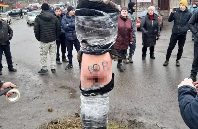 У Нововолинську місцеві прив'язали мародера до стовпа: він помер