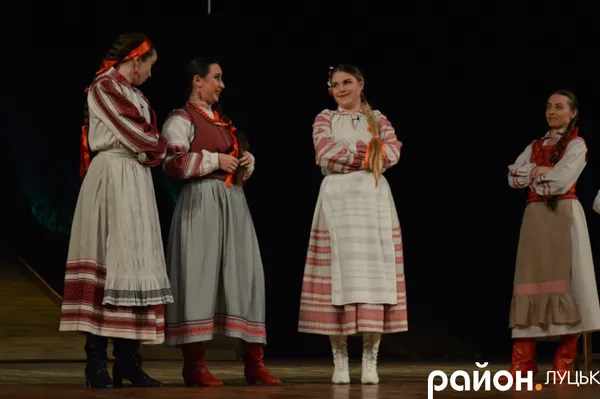 У Луцьку пенсіонерам безкоштовно показали виставу (фото)