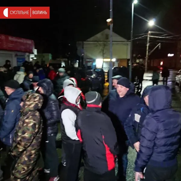 Люди вночі стерегли Старий ринок у Луцьку (фото)