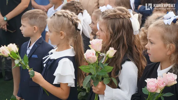 Квіти, дзвоники і діти: як у Луцькому ліцеї №9 відзначили 1 вересня (фото)