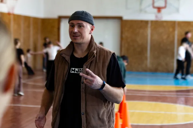 Учитель з волинської школи закохує у фізкультуру, щоб діти не були «телефонними маніяками» (фото, відео)