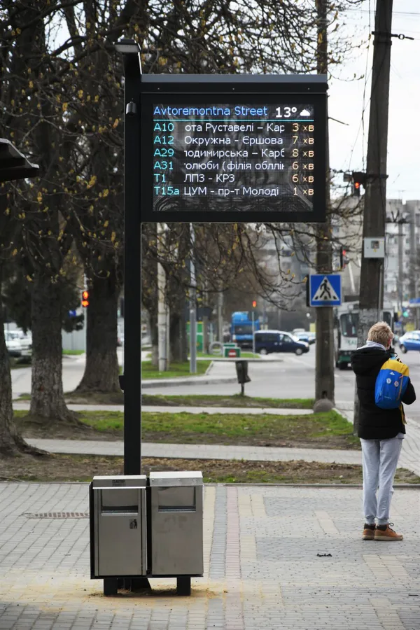 На луцьких зупинках побільшало інформаційних табло (фото)