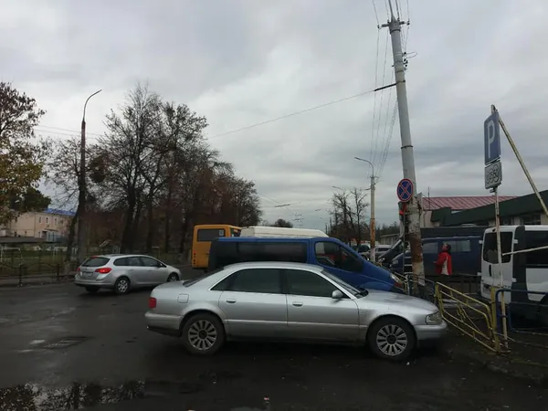 Біля Старого ринку навели лад: де заборонили паркуватися