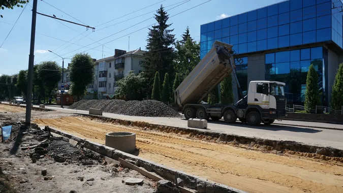Вкладають щебеневий шар: що коїться на проспекті Волі у Луцьку (фото)