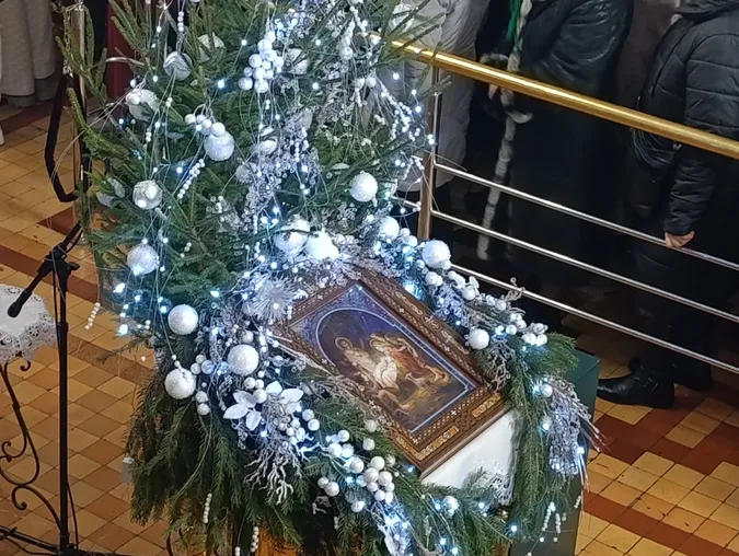 Молитви і колядки: у луцькому соборі Святої Трійці провели різдвяну службу (фото)