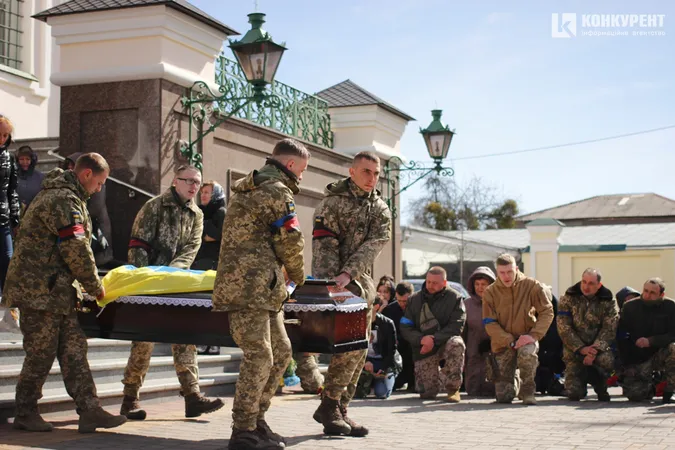 Зі сльозами та на колінах: Луцьк попрощався з трьома своїми Героями (фото, відео)