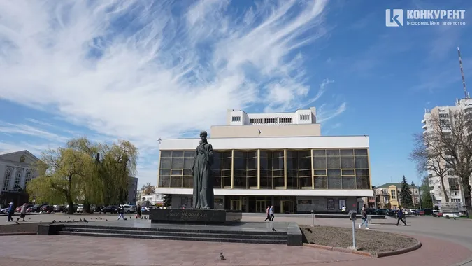 Весняний Луцьк: як місцеві прогулюються заквітчаним центром (фото)