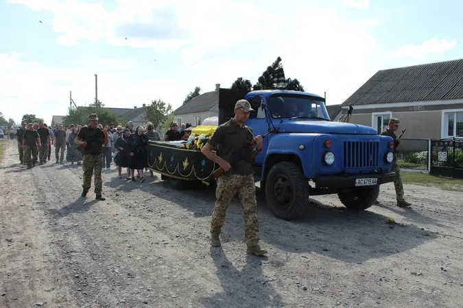 Повернувся «на щиті» після двох років надії: на Волині попрощалися з воїном Олександром Гринчуком (фото)
